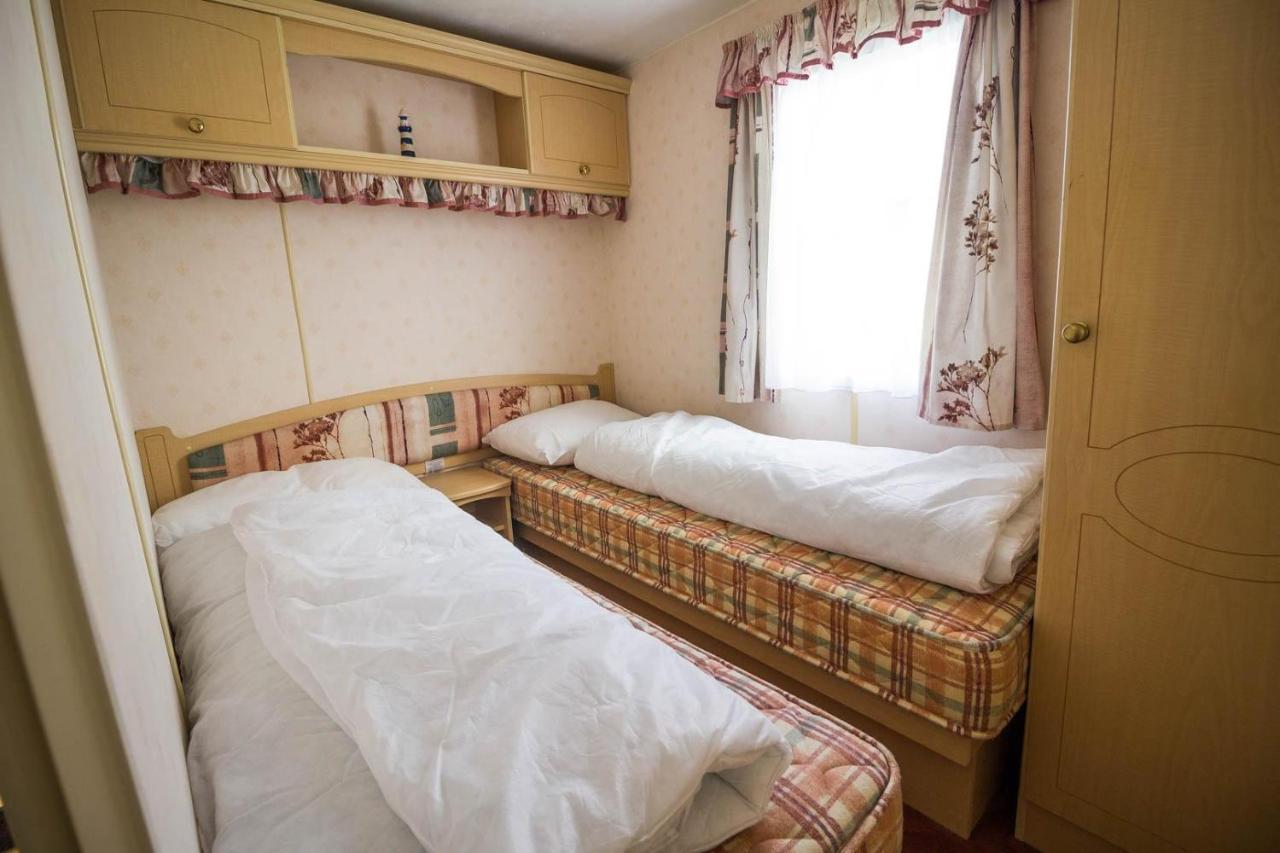 6 Berth Caravan With Decking Nearby Heacham Beach In Norfolk Ref 21047A Hotel Kültér fotó
